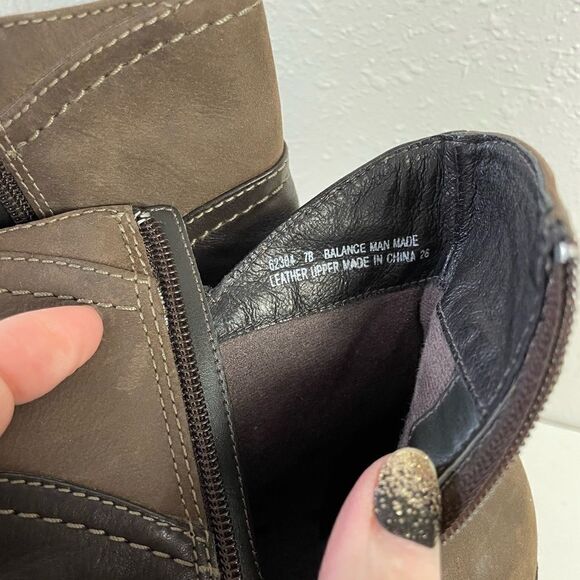 EUC Pre-Loved Clarks Womens Leather Heeled Booties Size 7 - Picture 7 of 7